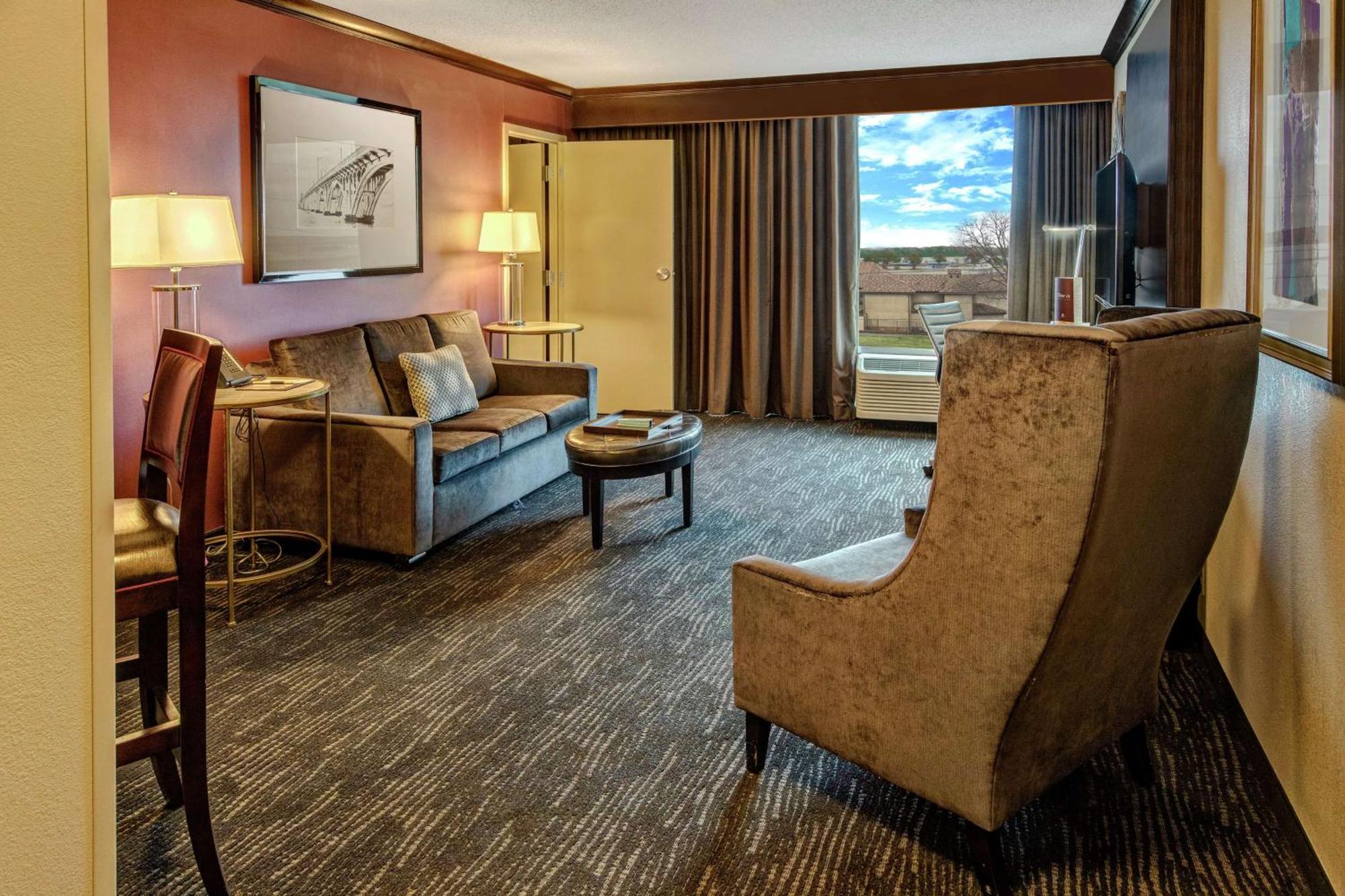 Doubletree By Hilton Decatur Riverfront Екстериор снимка